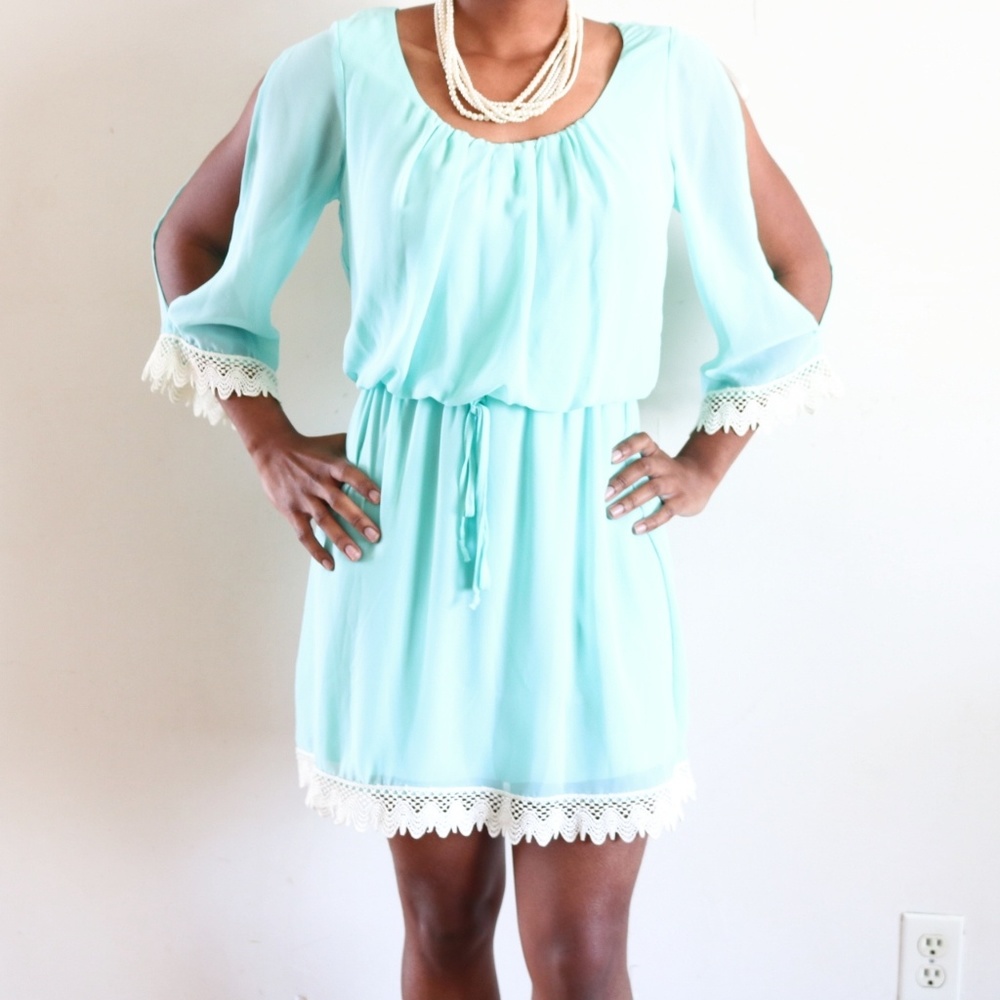 3/$20 | Mint Green and Cream Lace Dress